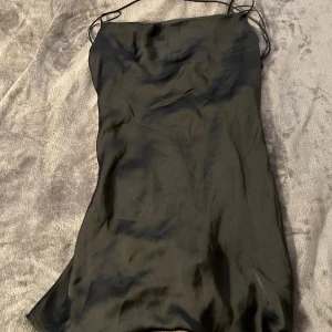 Svart satin klänning från Zara - Säljer en svart satin miniklänning från Zara! Aldrig använd bara testad💕