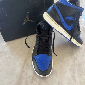Jordan 1  - Ett par Jordan 1 i hyfsat bra skick. Boxen ingår såklart😊 Nypris varierar mycket men är runt 2000 kr🔥Jag säljer mina för endast 749 kr🥳 Skriv vid frågor eller funderingar🔥