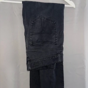 Tiger of Sweden Jeans - Säljer ett par stilrena Tiger of Sweden jeans i svart tvätt. Passform: lite mer raka i benen än slimfit, sitter snyggt och bekvämt. Skick: Bra skick, välvårdade. Storlek: w31/32 Perfekta både till vardag och en mer uppklädd look. Nypris ca 1600 Mitt pris: 600