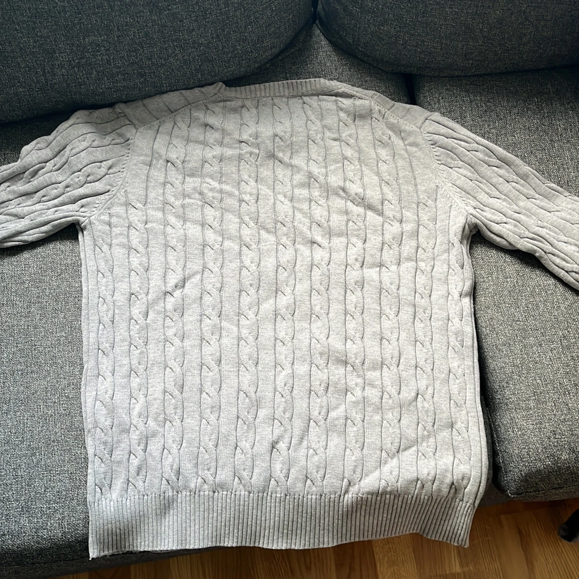 Ljusgrå kabelstickad tröja från Gant storlek M - 2