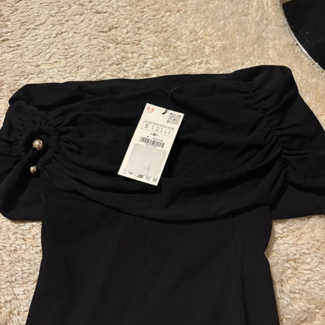 Svart offshoulder topp med pärldetalj - 2