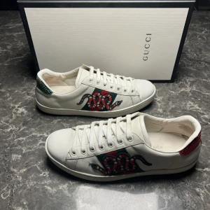 Gucci ace snake - Säljer ett par otroligt snygga skor från det exklusiva italienska märket Gucci! Skorna är i otroligt bra skick, skulle säga ungefär 9/10. Nypris ligger på över 9000kronor men vi säljer våra för endast 2499 och kan gå ner i pris ännu mer vid snabb affär! Skriv gärna ifall det är några funderingar, allt bästa SkoKapet