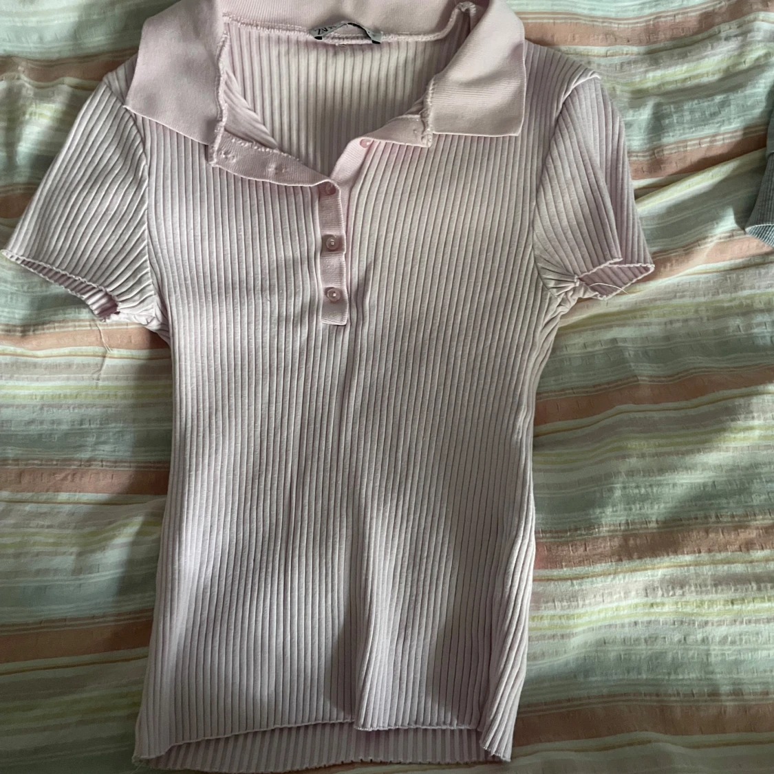 Ljusrosa ribbad polotopp från Zara