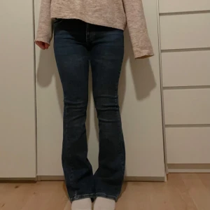 Bootcut jeans - Säljer ett par bootcut jeans från Gina tricot. Perfekt för vardagen. Är bara andvända ett få tak gånger. Jag är 160cm lång. Jeansen är mid/low waist. Fråga om du vill ha fler mått🩷