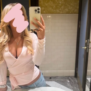 Rosa omlott tröja💞 - Säljer denna supersöta omlott topp i ljusrosa då jag inte använder den längre. Tröjan har inga defekter och ser ut som ny. Nypris för tröjan ligger på 330kr och har lagt märke till att tröjan konstant är slutsåld. Vid frågor, hör gärna av er.💞