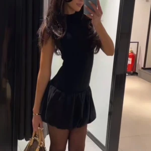 slutsåld svart zara klänning - Finaste klänningen från zara, svart och öppen i ryggen. st s. passar xxs-s. använts 2 ggr, mycket bra skick och inga defekter.