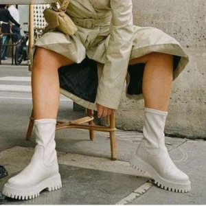 Fel storlek  - Bronx groov-y vintervita. Helt nya, använda 1-2 gånger. Jättesnygga, mjukt fint skinn. Super sköna men har för mycket skor. Strl  40.           Ord pris cirka 1500 :