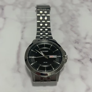 Citizen silver klocka - Köpt på ur&penn , säljs ej längre där! Nypris 1500kr.  Box medföljer