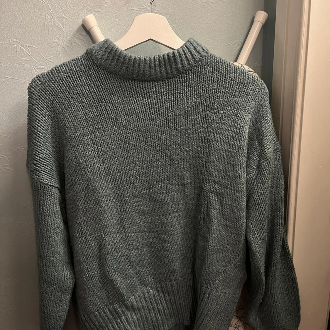 Grå stickad tröja med polokrage från 157