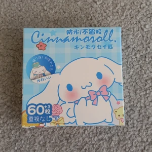 Cinnamoroll klistermärken - Säljer ett set med 60 söta Cinnamoroll-klistermärken i olika motiv och former. Perfekta för att dekorera anteckningsböcker, mobilskal eller andra prylar. Motiven är färgglada och föreställer Cinnamoroll i olika situationer och outfits.