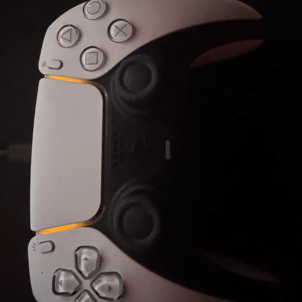 Säljer en PlayStation 5 DualSense handkontroll i vit och svart design. Kontrollen har klassiska PlayStation-knappar, två analoga spakar och inbyggd touchpad. Perfekt för gaming och kompatibel med PS5. Säljer för 400kr och original pris på en kontroll ligger på 700kr så skynda om ni vill ha en prisvärd kontroll DM vid intresse.. Asusteet.