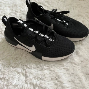 Svarta Nike sneakers  - Använda ett fåtal gånger, i mycket gott skick.  Väldigt bekväma och passar perfekt till både vardagsbruk och lättare träning.  Storlek 36,5 Pris 400 Pris kan diskuteras