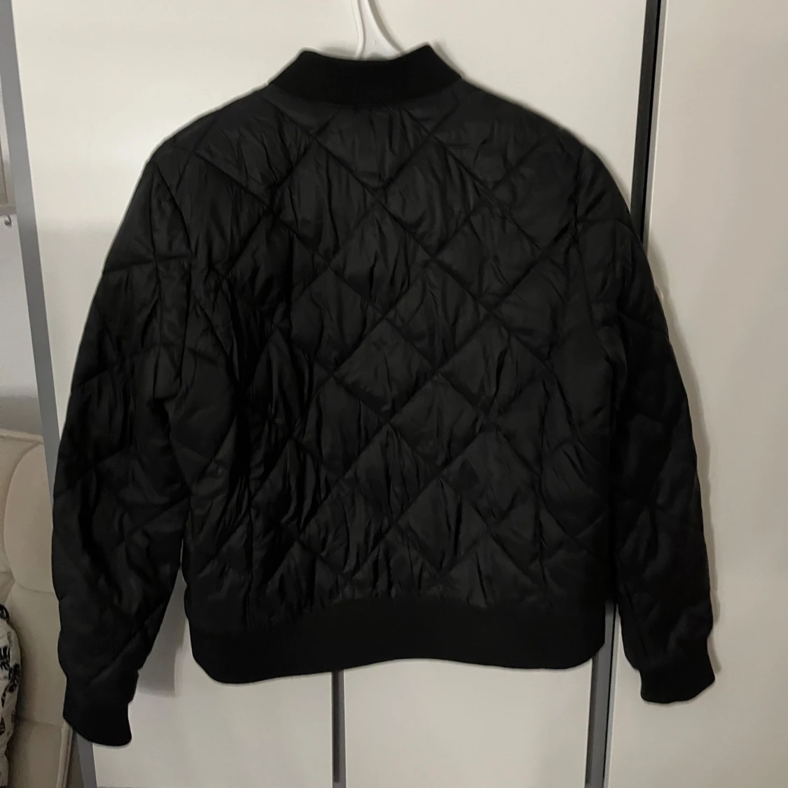 Svart quiltad bomberjacka - 1