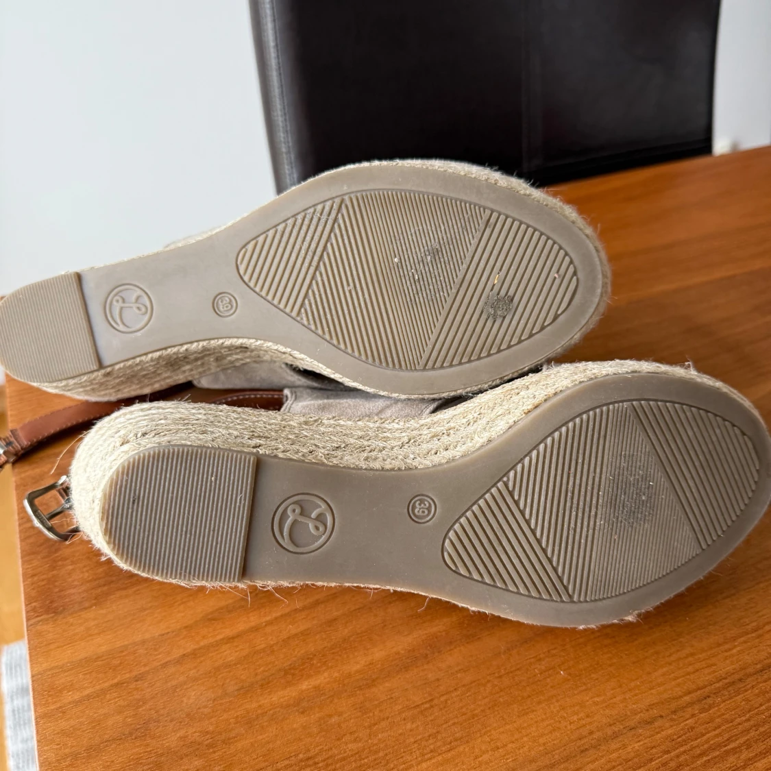 Beige sandaler med kilklack och bruna remmar - 3
