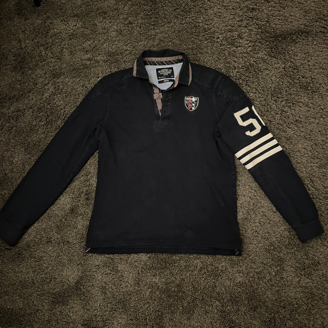 Mörkblå pikétröja från Bondelid