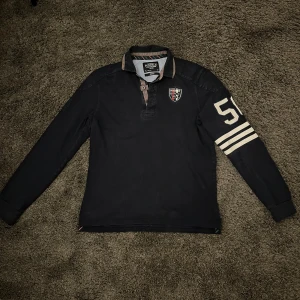 Mörkblå pikétröja från Bondelid - Säljer en riktigt fet mörkblå långärmad pikétröja från Bondelid. Slimfit, storlek M men skulle nog säga att den passar S 