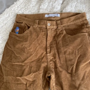 Manchester 93or - Riktigt schyssta polar 93 cords. Använda fåtal gånger för något år sedan. Inget slitage eller något liknande vad jag kan se. Hör av er om pris eller andra frågor. 