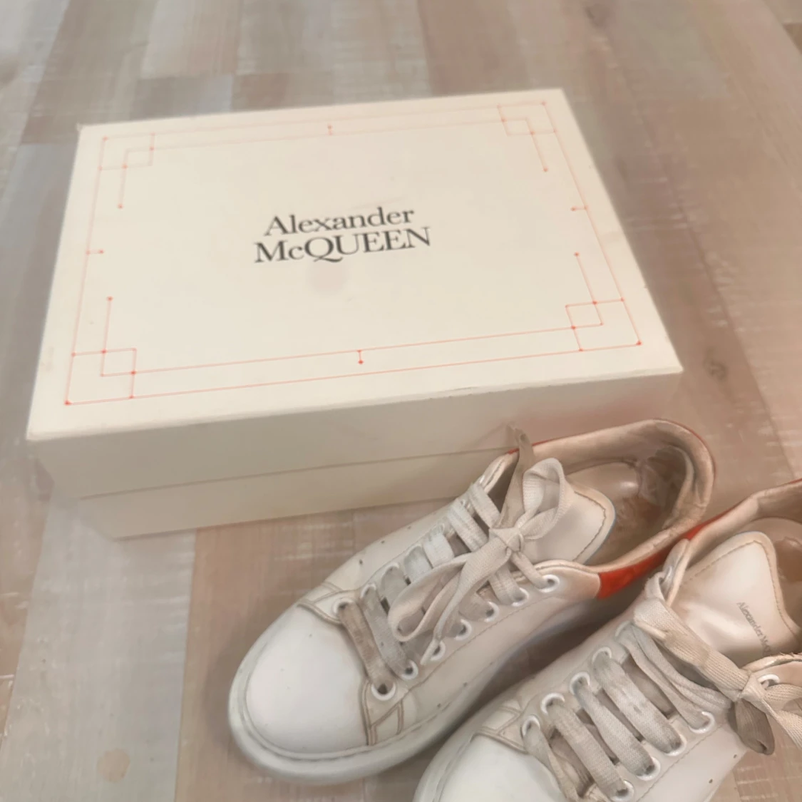 Vita sneakers från Alexander McQueen med röd häl - 1