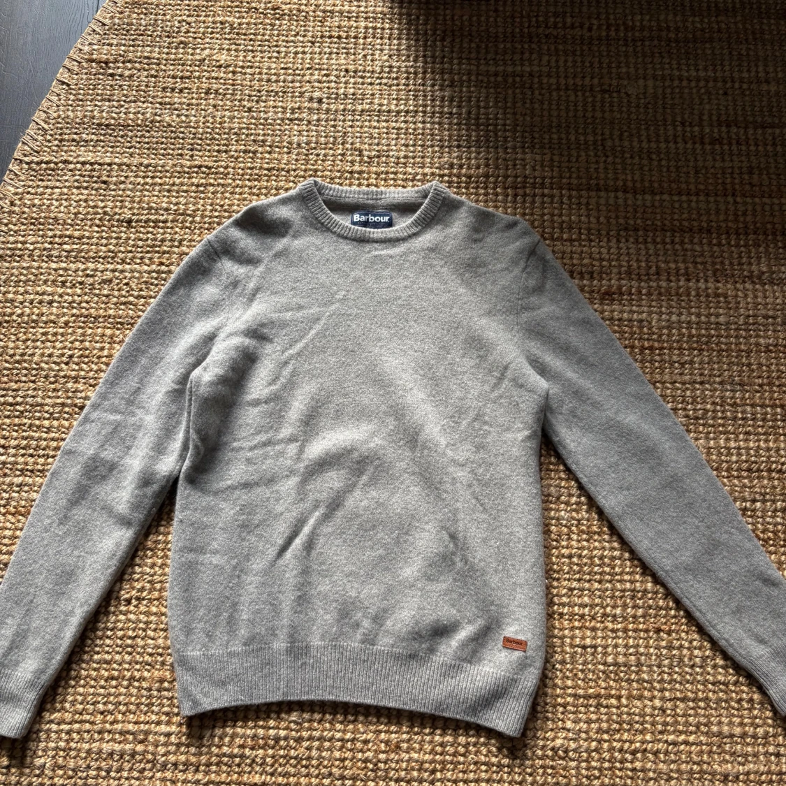 Grå/beige ulltröja från Barbour med mockadetaljer