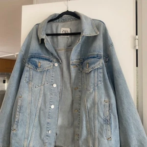 Jeans jacka Zara  - Ljusblå jeansjacka från zara som är slutsåld, perfekt till våren och den är sällan använd💕