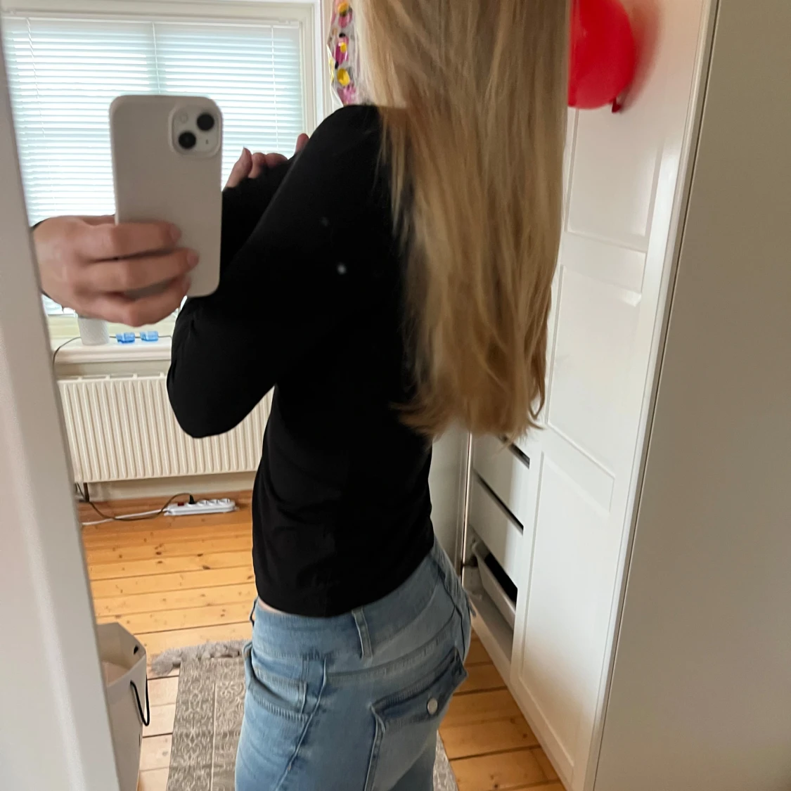 Svart långärmad topp med v-ringning - 2