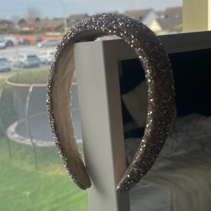 Glittrigt diadem  - Säljer ett brett diadem täckt av glitter och diamanter 