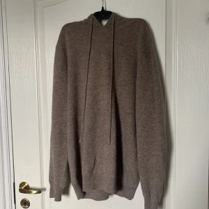 Merino hoodie - Säljer denna merinoull hoodie. Den är i bra skick. Enda defekten är att en liten metall grej har åkt av ena snöret. Pris kan diskuteras vid snabb affär.