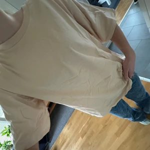 Mjuk t-shirt - SÅ skön t-shirt från Lager157. I nyskick med lappen kvar! Ljusrosa/beige färg, passar till de mesta🩷