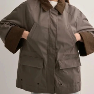 Brun jacka  - Säljer en brun oversized jacka från Only med breda slag och stora fickor framtill. Jackan har lång ärm och krage i manchestertyg som ger en snygg kontrast. 