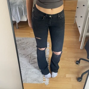 Gina jeans  - Säljer dessa lågmidjade jeans från Gina då de tyvärr inte kommer till användning. Endast använda ett fåtal gånger! (Hålen har jag gjort själv)🌸