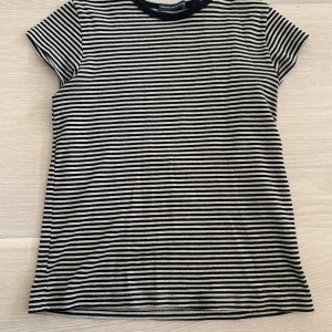 Randig t-shirt från Brandy Melville - En söt, basic t-shirt från brandy Melville i One Size men skulle säga att den passar xs-s. Den är stretchig och väldigt mjuk i materialet. Använd några fåtal gånger så i mycket bra skick.