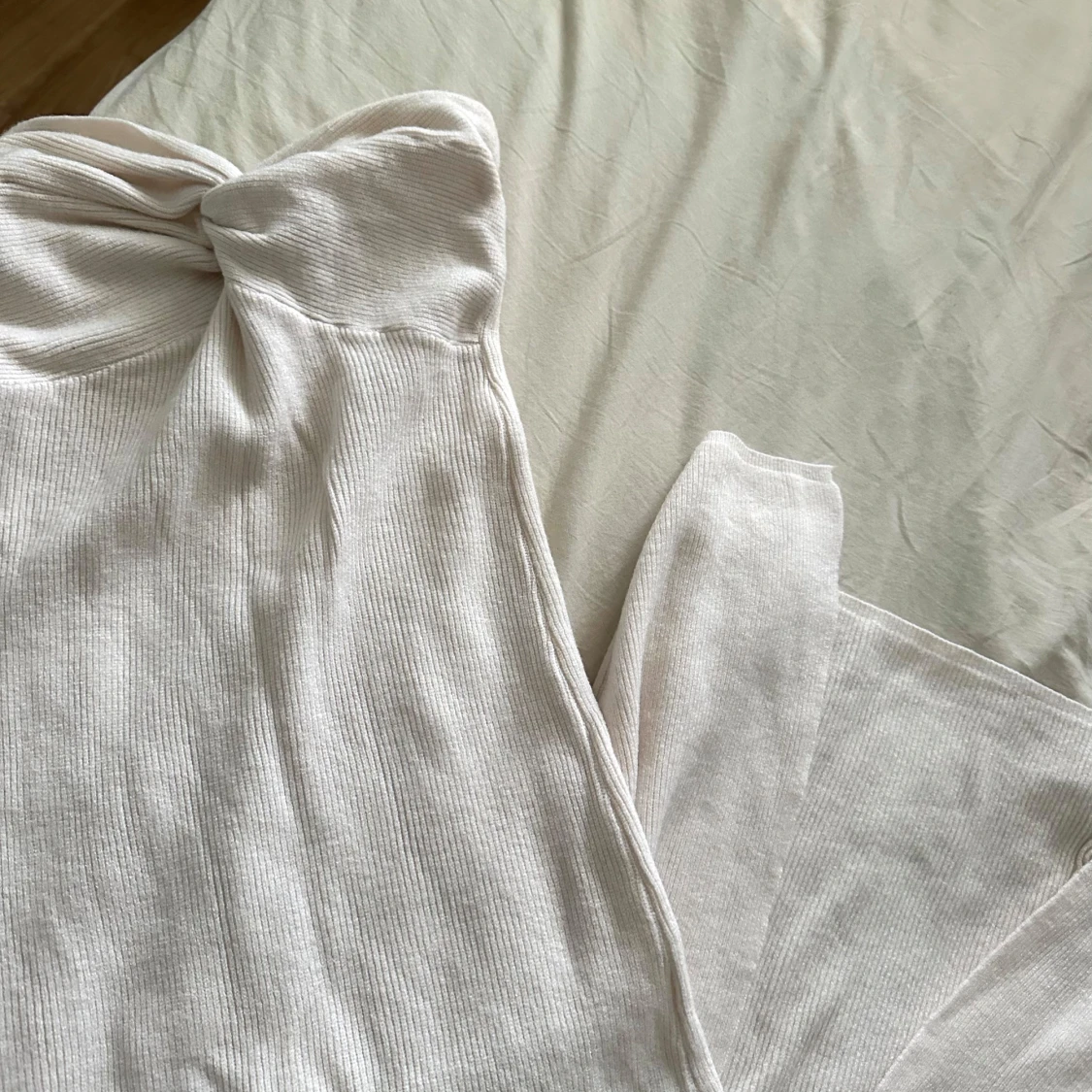 Ljusbeige ribbad klänning  - 1