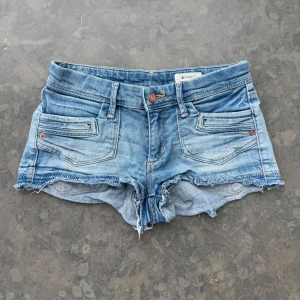 Lowwaist  - Väldigt snygga shorts som tyvärr inte passar mig och har därför ingen bild på! Midjemått tvärsöver: 36cm Midjehöjd: 18cm 💕