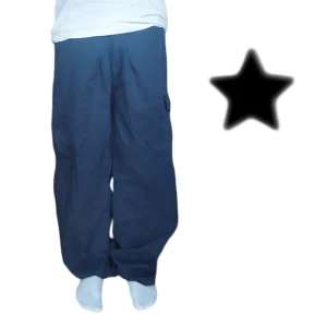 90s Baggy Skater Byxor - Ett par sjuka baggy byxor som passar M-L (även S med bälte). Midjan är insydd på dem, vilket endast syns från insidan. Hojta för frågor såklart, och tveka inte o skicka bud 🤝