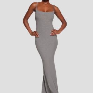 Ljusgrå långklänning från Urban Outfitters - Supersnygg ljusgrå maxi dress från Urban Outfitters med smala axelband och ribbad struktur. Klänningen är tight och har en slits på sidan för extra rörelsefrihet. Perfekt för dig som gillar minimalistisk och stilren look. Aldrig använd!! Pris kan diskuteras