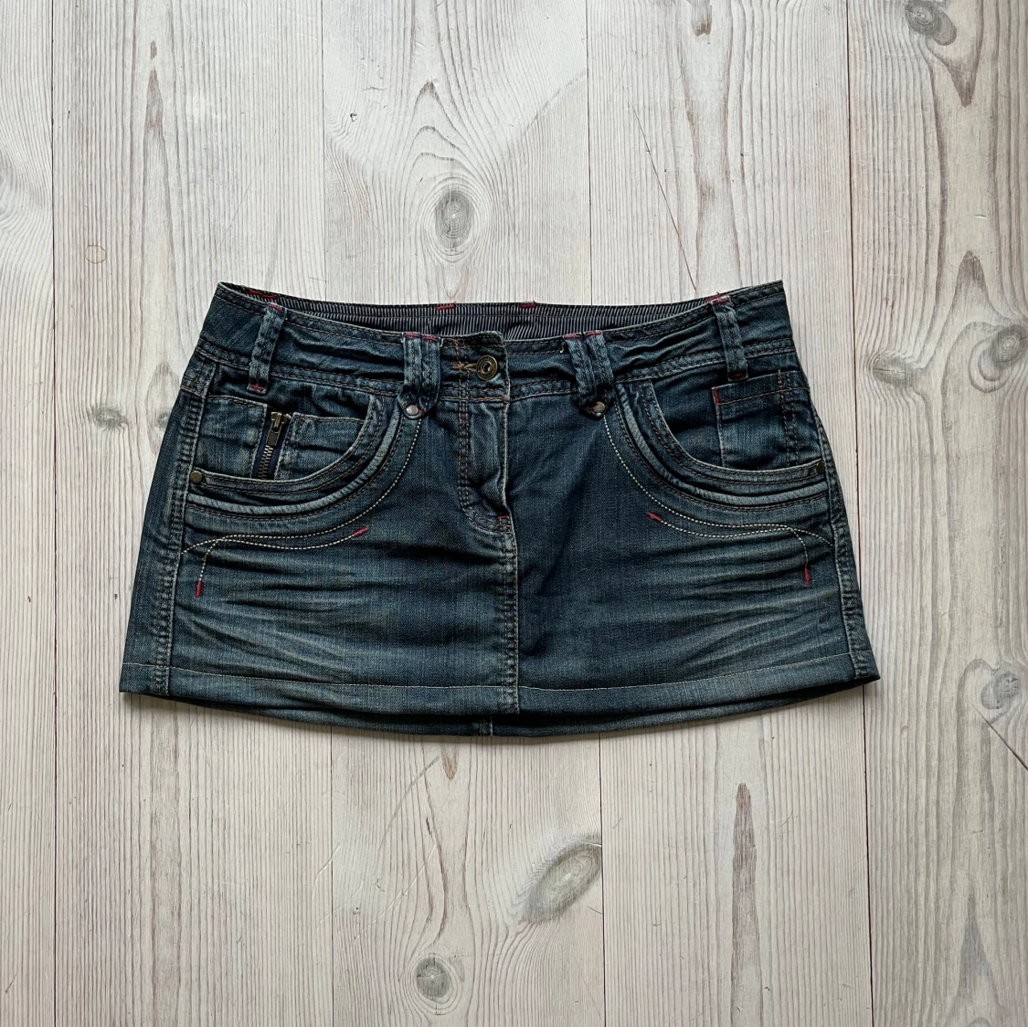 Blå lågmidjad jeanskjol 