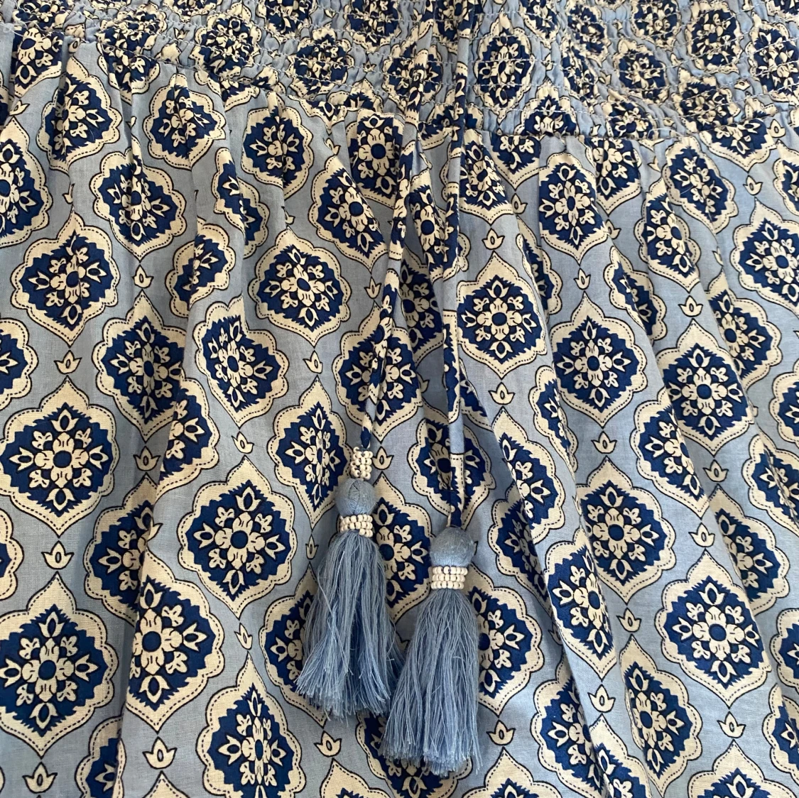 Blåvit långkjol med mönster - 3