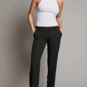 Svarta kostymbyxor med normal passform - Snygga svarta lågmidjade kostymbyxor. Storlek 38 från bikbok. Inga defekter.