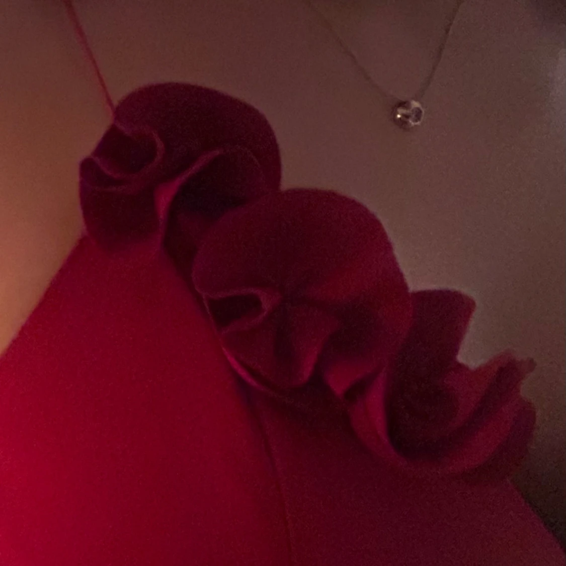 Röd balklänning med blomdetaljer - 3