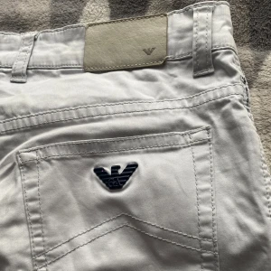 Vita jeans från Armani - Slim jeans från armani har använt den ganska många gånger men funkar fortfarande perfekt. Finns ett fläck vid knappen men om man lägger bältet på så syns den inte.