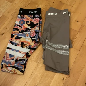 Stronger tights  - Träningstights från stronger! Säljer på grund av att de inte kommer så mycket till användning längre. De är lite slitna (se bild 3) annars i väldigt fint skick! 
