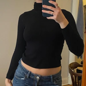 Svart croppad polotröja - Skriv för frågor 🥰