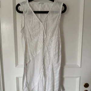 Söt sommarklänning  - Säljer en vit charmig klänning med v-ringning och broderier. Skön och luftig! Superfint skick❤️‍🔥