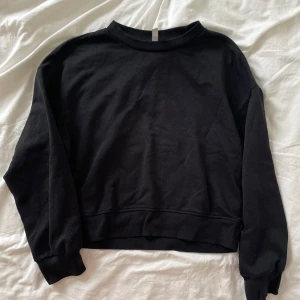 Basic tröja  - En basic svart tröja som passar bra till allt! Den har inga märkbara defekter
