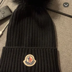 Svart  mössa från Moncler - svart mössa från moncler. Nypris 3000+kr jag säljer den för 1000kr. Köpt 2022. kvitto kan uppvisas vid köp. ÄKTA Kom med prisförslag om du är intresserad ♥️