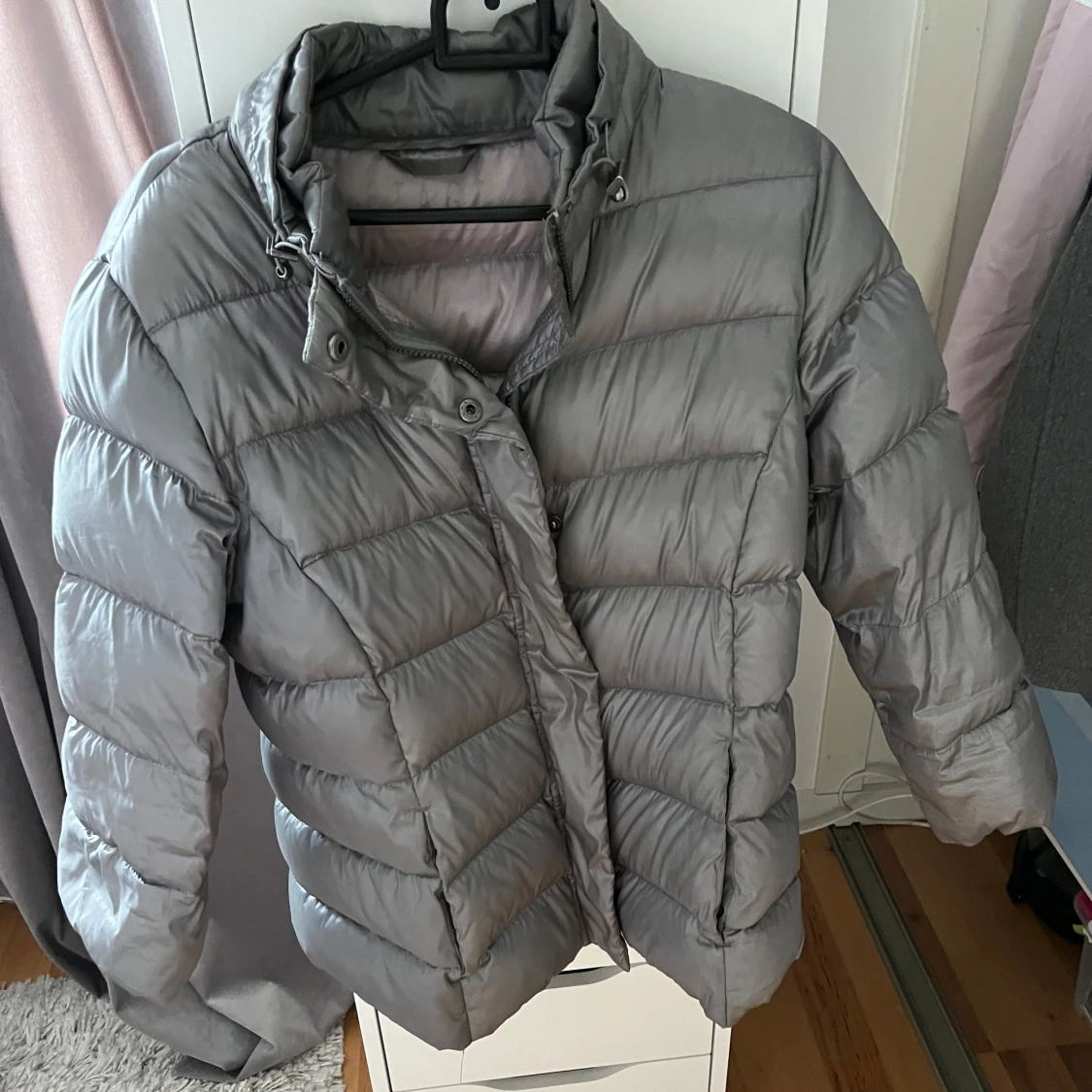 Grå pufferjacka med dragkedja