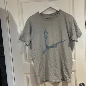 Grå Post Malone Merch t-shirt  - Grå Post Malone Merch T-shirt från 2019. ( SÄLJS EJ LÄNGRE ) i storlek M. Köpt för 500+ men säljer nu för 200