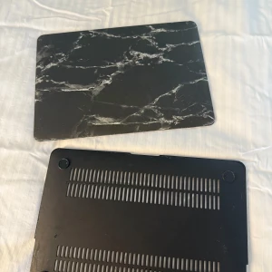 Svart laptopfodral med marmormönster - Snyggt svart laptopfodral i två delar med vitt marmormönster. Ger din dator en stilren look och skyddar mot repor. Passar perfekt för dig som vill ha en trendig accessoar till din laptop. MacBook book air 