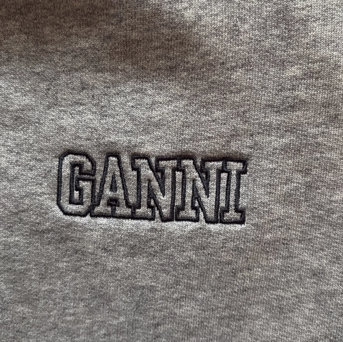 Grå sweatshirt från Ganni - 2