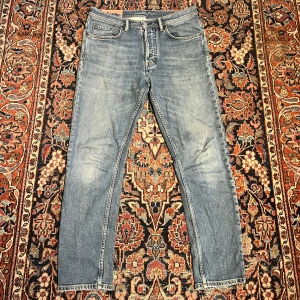 Acne blå konst jeans! - Sjukt feta jeans från acne! Dessa är slim fit men inte för smala! Midja:40cm längd:96cm